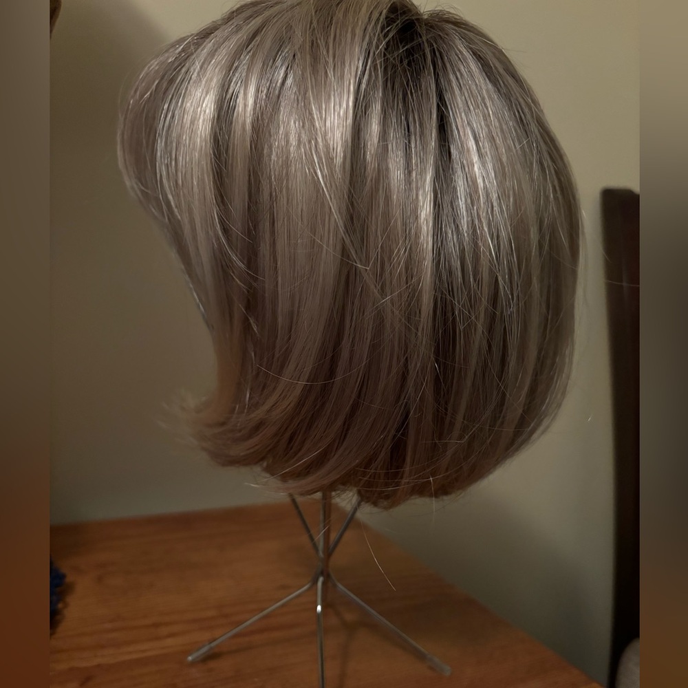 Brand New, comes with metal stand, shampoo, conditioner, comb